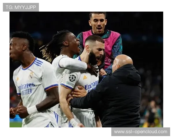 -姆武帕制胜球破门，美因茨球员围拢庆祝保级关键分-